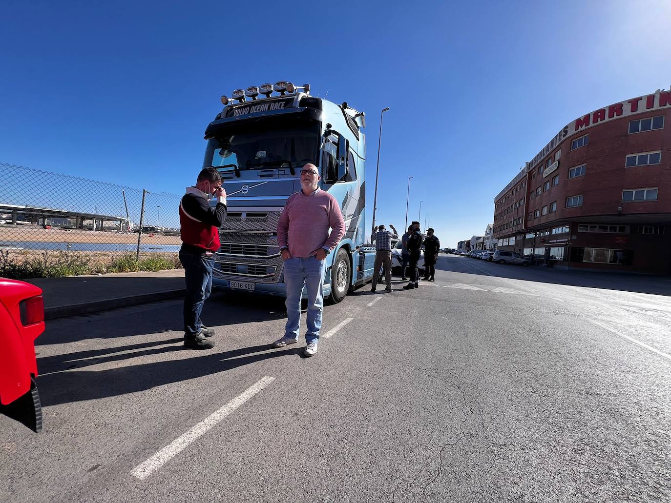 Durante más de una hora, los camiones y furgonetas fueron llegando a Raos para emprender juntos la marcha a Santander. La salida se retrasó hasta las 11.40, porque seguían llegando más y más vehículos y por un problema inesperado con el permiso de la Delegación del Gobierno, que finalmente se solventó.