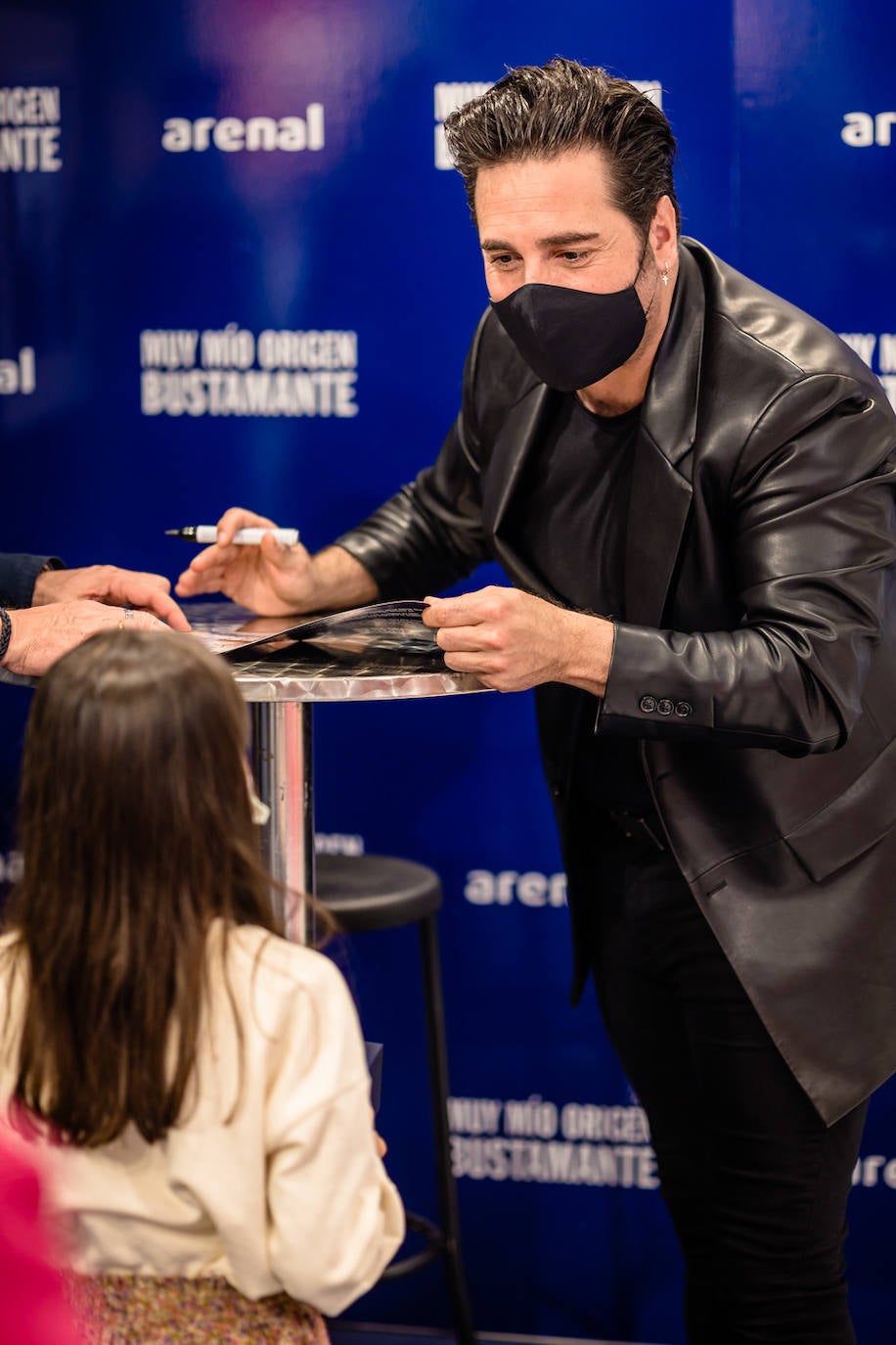 El cantante presentó su nueva fragancia, 'Muy Mío Origen', en un evento que reunió a sus fans más fieles, encantados del reencuentro con su ídolo.