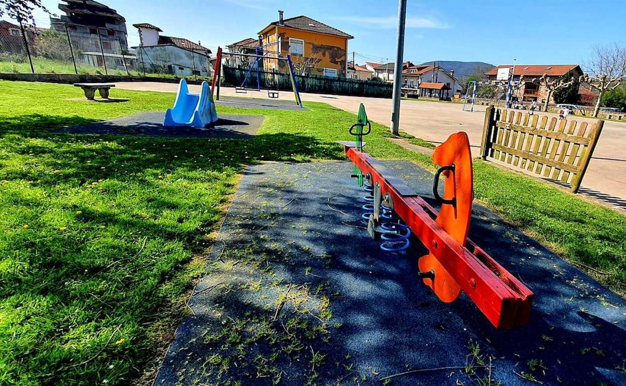 Parque infantil de Argomilla donde se pretende hacer una renovación de los elementos de juego. 