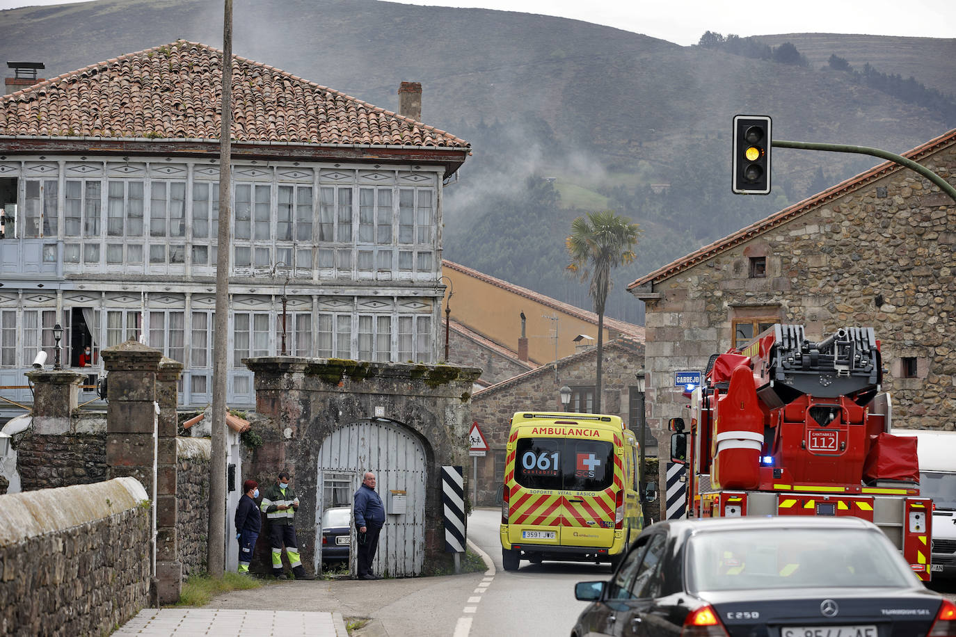 Fotos: Imágenes de la casona incendiada y del dispositivo de extinción