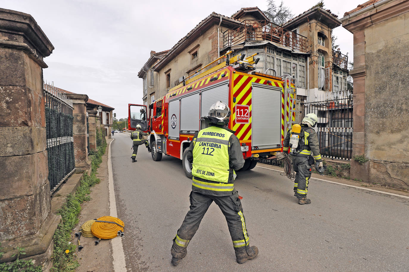 Fotos: Imágenes de la casona incendiada y del dispositivo de extinción