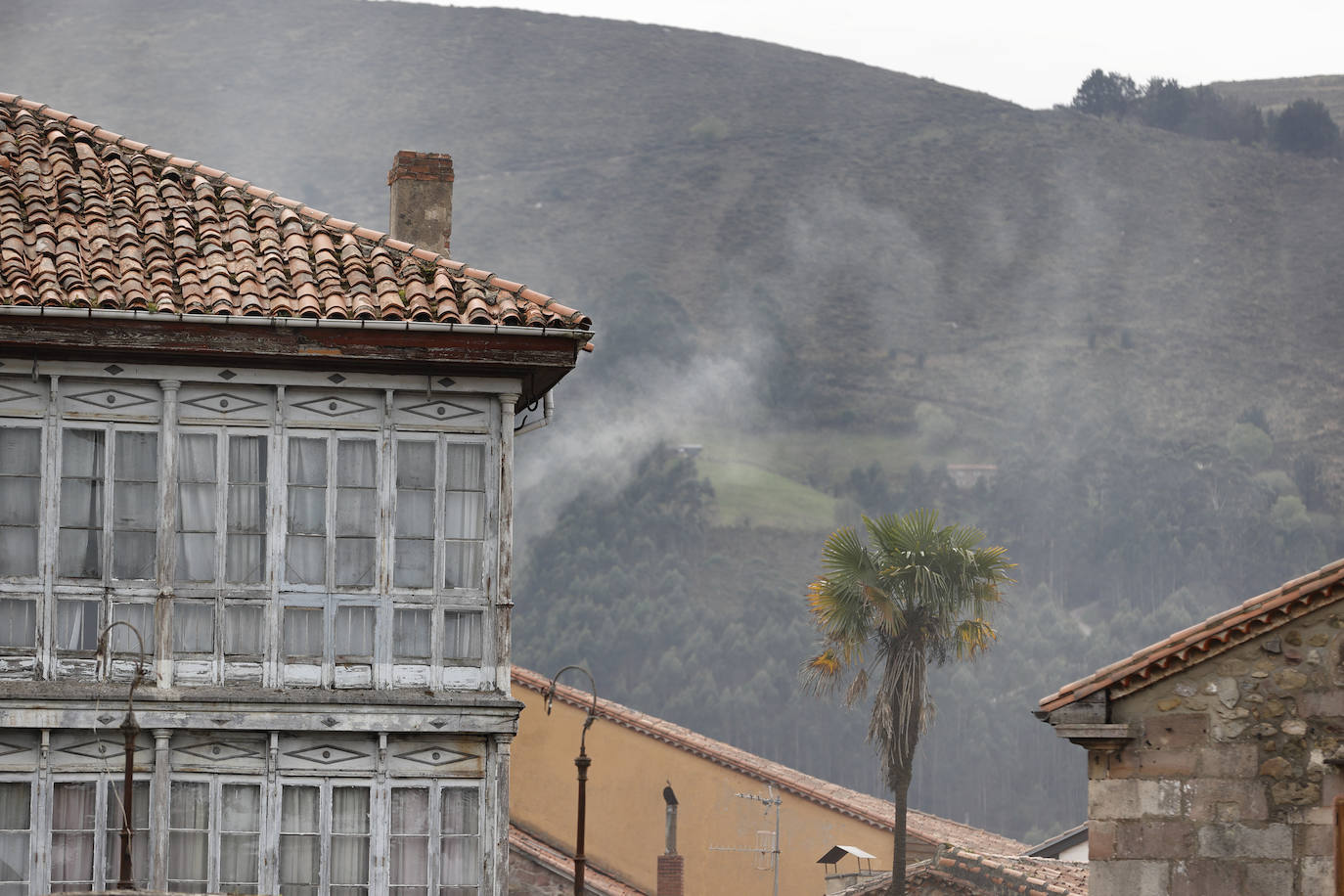 Fotos: Imágenes de la casona incendiada y del dispositivo de extinción