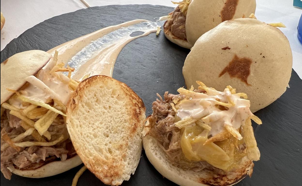 Bocaditos de pan brioche casero de cochinita pibil y chile chipotle. 
