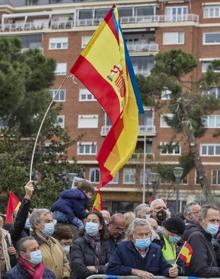 Imagen secundaria 2 - Arriba. Varios líderes políticos en la manifestación convocada por la Asociación Víctimas del Terrorismo (AVT). Debajo. Una persona sostiene una pancarta con la imagen de Miguel Ángel Blanco, asesinado por ETA; otro momento de la manifestación.