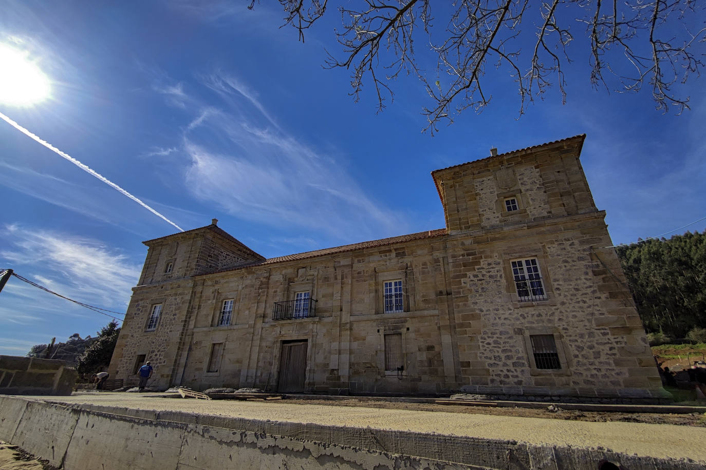 Tras algo más de un año de labores, poco o nada tiene que ver la imagen actual del inmueble más icónico de Hoznayo con esa ruinosa estampa del pasado a la que se vio abocada el edificio en los últimos años de abandono