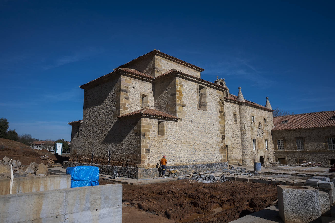 La segunda fase del proyecto se focalizará en los exteriores del inmueble y, entre otros aspectos, de una forma muy integrada con el entorno y con el propio edificio, se tiene previsto construir un nuevo salón comedor más amplio, de entorno a 400 comensales.