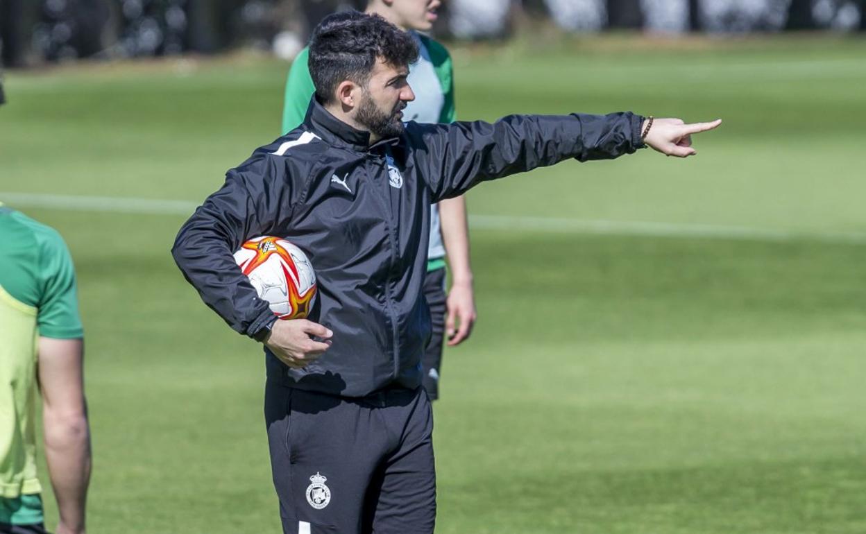 Guille Romo aplaude a los jugadores en un entrenamiento en La Albericia de esta semana