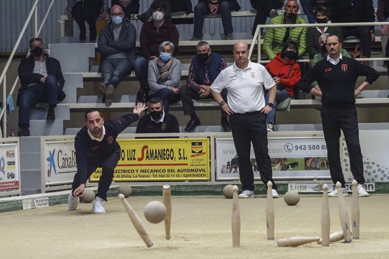 Gabi Cagigas birla cinco palos ante la mirada de Salmón y Pedro Gutiérrez. 