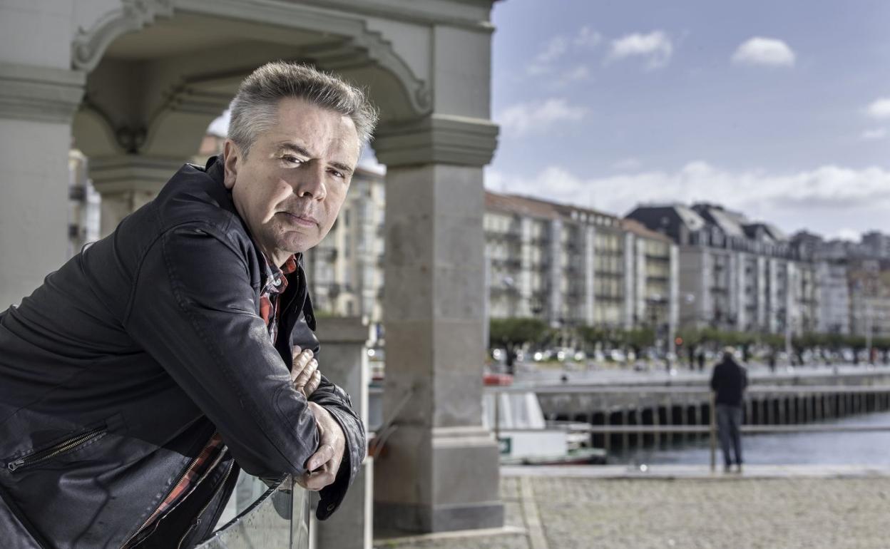 El poeta cántabro Lorenzo Oliván en un retrato tomado junto al Palacete del Embarcadero.