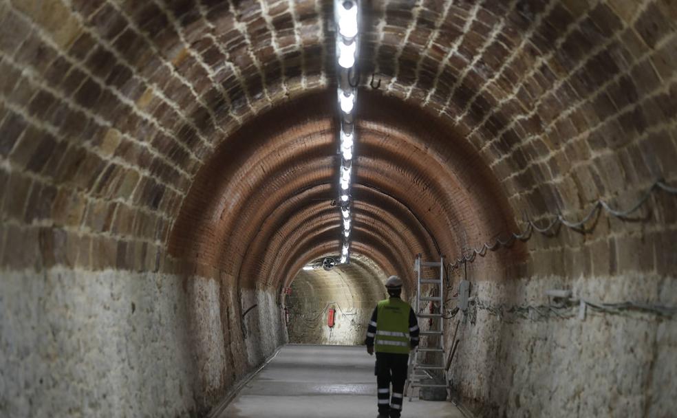 Tres escenas. A lo largo de los trescientos metros cambia la fisonomía. Los bloques de sillería de piedra caliza dan paso al ladrillo macizo y aún queda una parte en la que domina la arenisca. Iluminación led (en este paseo encendida sólo parcialmente) y habrá circuito cerrado de cámaras. 