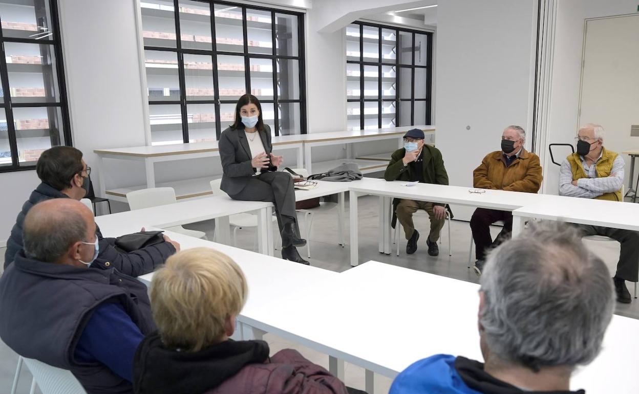 Gema Igual, alcaldesa de Santander, durante su reunión con algunas asociaciones de vecinos.