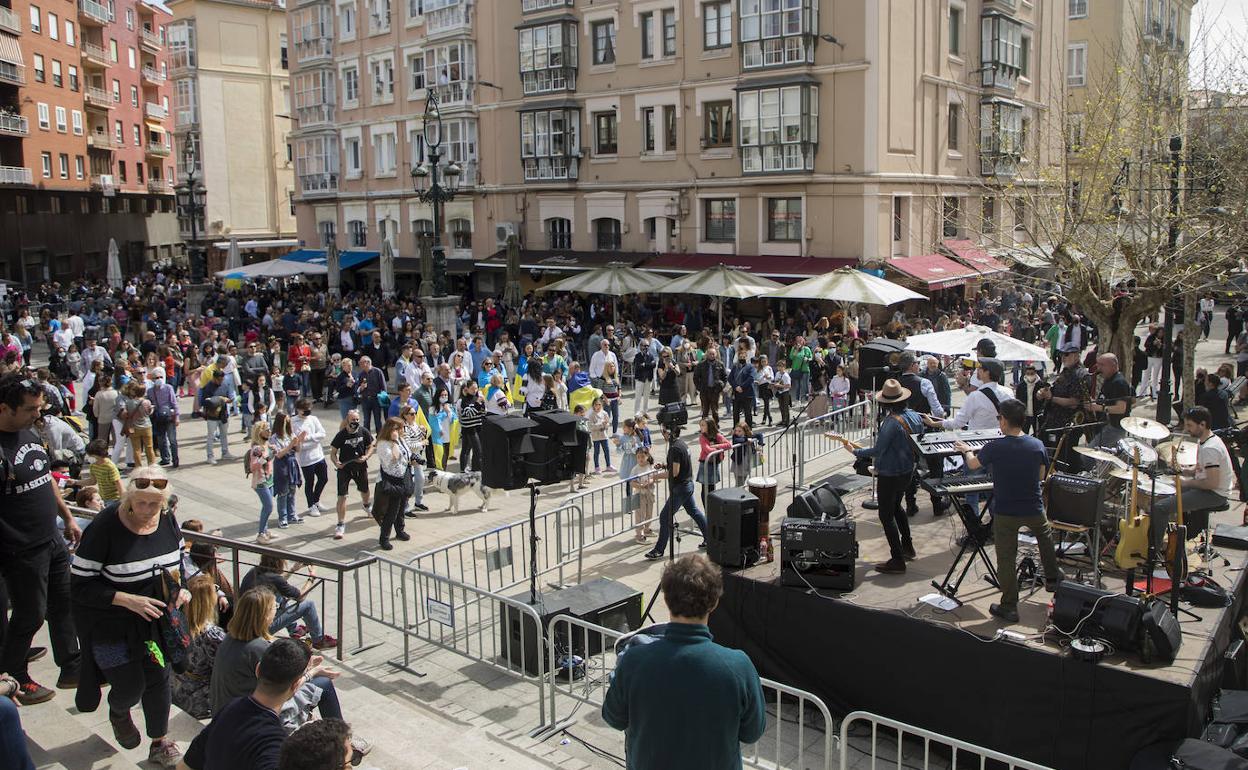 Centenares de personas disfrutaron en la plaza de Cañadío de la paella solidaria a favor de Ucrania, mientras tocó el grupo de música 'The Gordini'.