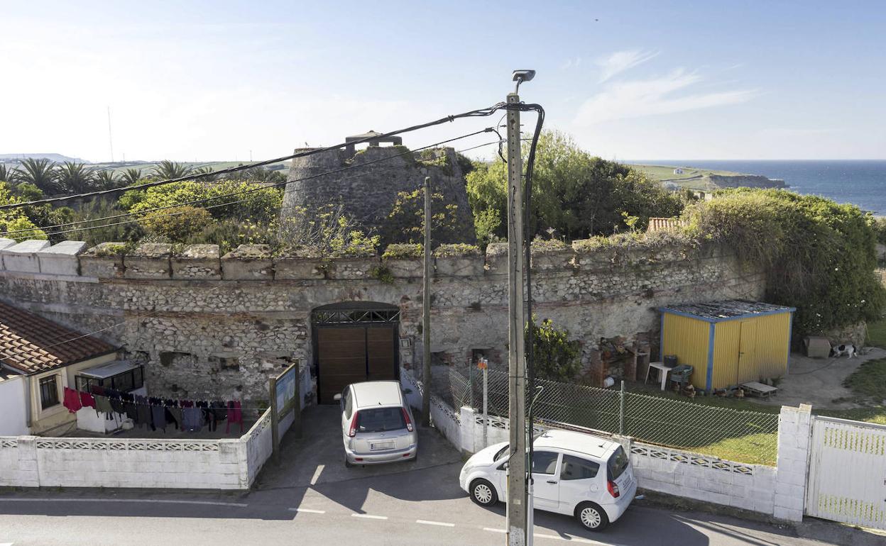 Vista de la entrada al Castillo de Corbanera, en cuyo interior hay una vivienda construida. 