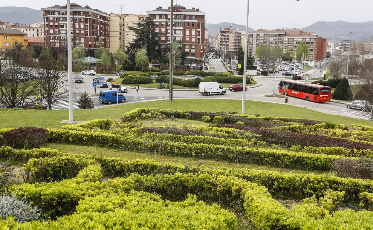 Vista de la glorieta del 'donuts' que canaliza la entrada y salida de Torrelavega. 