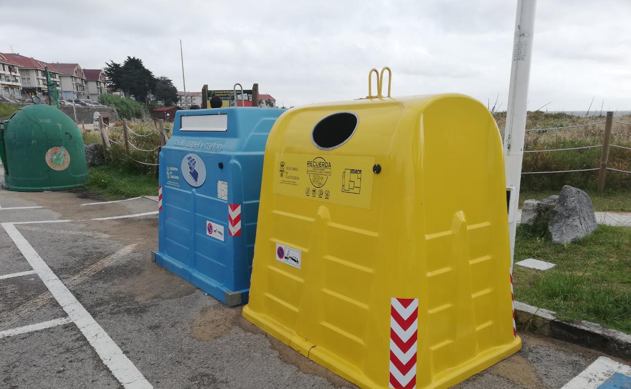 Contenedores instalados en la playa Trengandín, de Noja. 