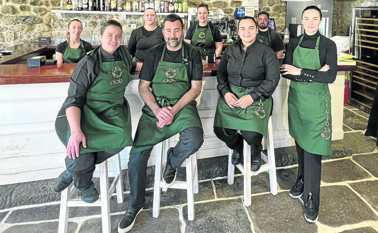 Delante, Rafaela Pierobon, Toni González, Valeria Araujo y Elvira Abascal, maitre del Nuevo Molino que apoya la apertura hasta que inicie la temporada el restaurante de Puente Arce. Detrás, Aroa Uberti, María Gutiérrez, Alicia Muñiz e Isidro Rodríguez. 