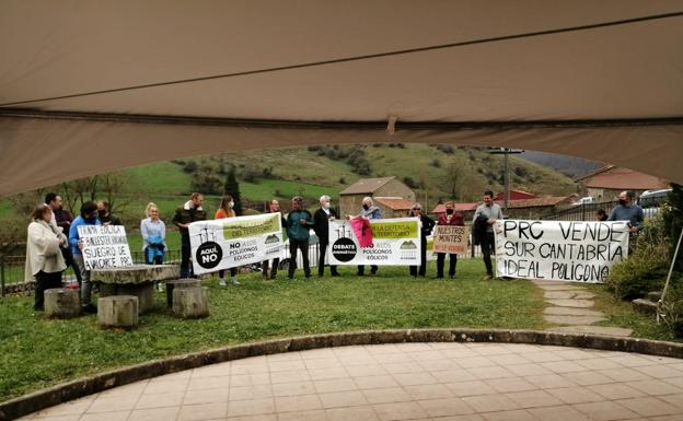 Vecinos de Valderredible, Molledo y otras zonas de Cantabria se han acercado hasta San Miguel de Aguayo para mostrar su rechazo a los eólicos. 