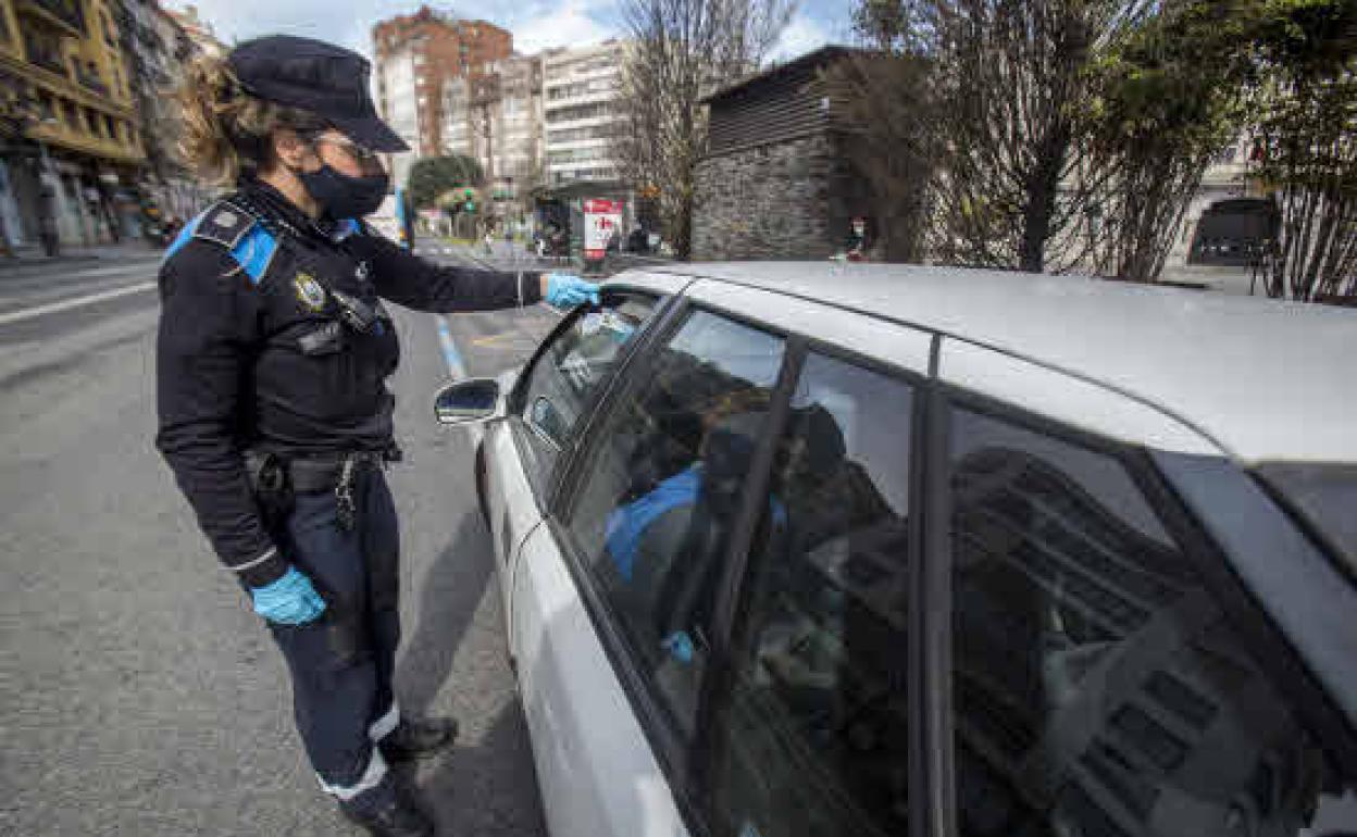 Imagen de archivo de una agente de Policía municipal de Santander.