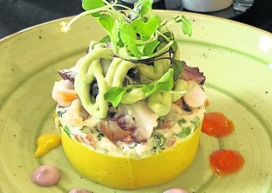 Imagen secundaria 1 - Ceviche de lubina, causa limeña de pulpo y croquetas de ají de gallina. 