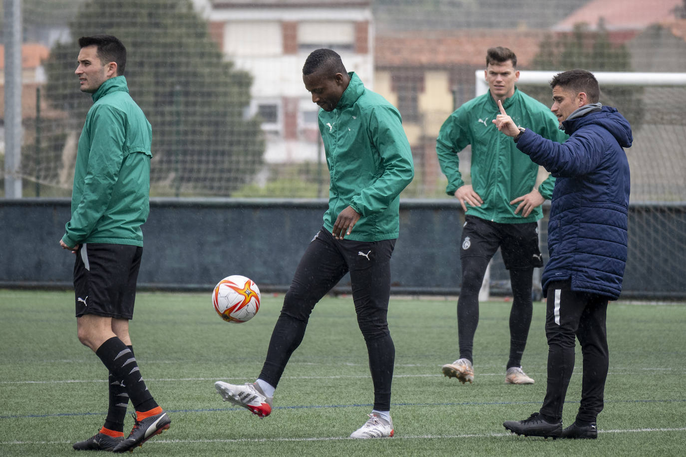 Fotos: El Racing viaja a San Sebastián de los Reyes con Pablo Torre