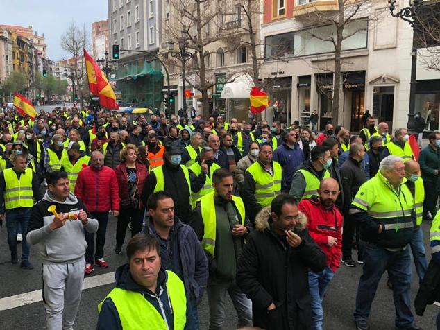 Fotos: La marcha lenta a pie de los transportistas por el centro de Santander