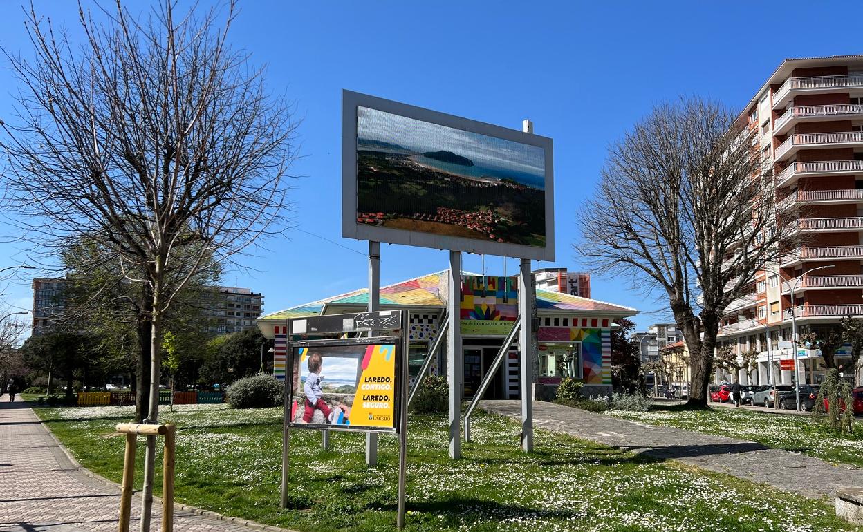 La nueva pantalla se ubica delante de la Oficina de Turismo 