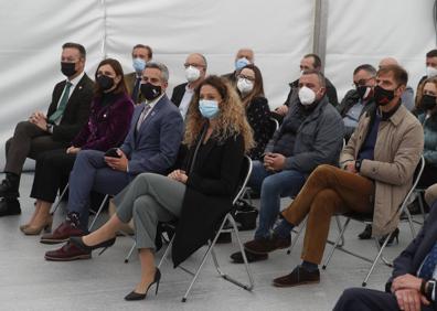 Imagen secundaria 1 - Marcano antes de su intervención, la delegada del Gobierno junto a varios consejeros del Gobierno y otros asistentes al acto.