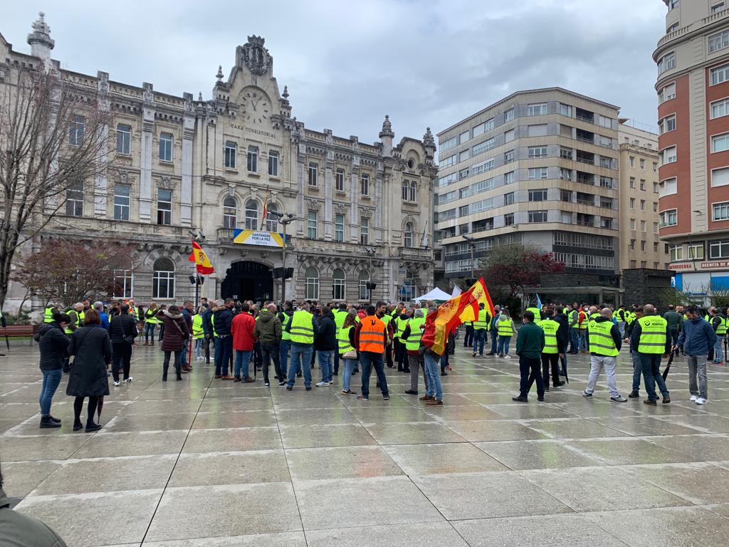 Fotos: La marcha lenta a pie de los transportistas por el centro de Santander