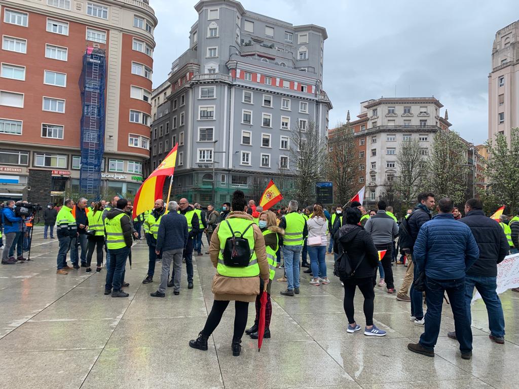 Fotos: La marcha lenta a pie de los transportistas por el centro de Santander