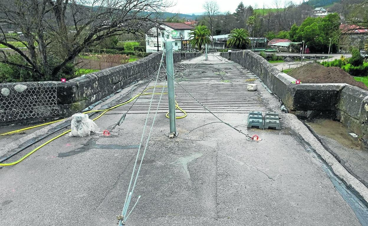 El puente viejo de Oruña está siendo objeto de una reparación por la vía de emergencia por parte de la Consejería de Obras Públicas.