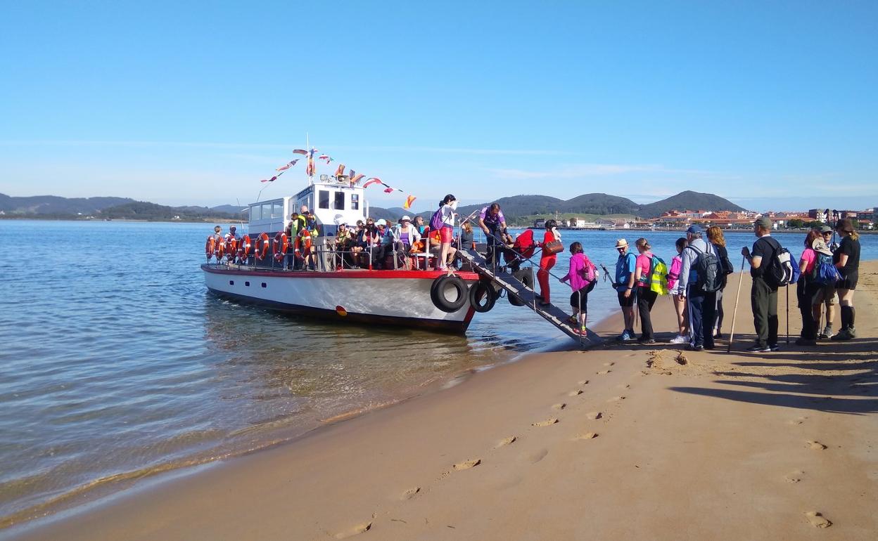 Embarque de peregrinos en la lancha.