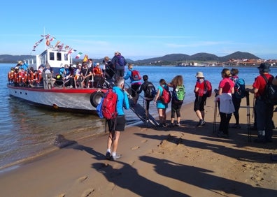 Imagen secundaria 1 - Vuelve la barca de los 10.000 peregrinos