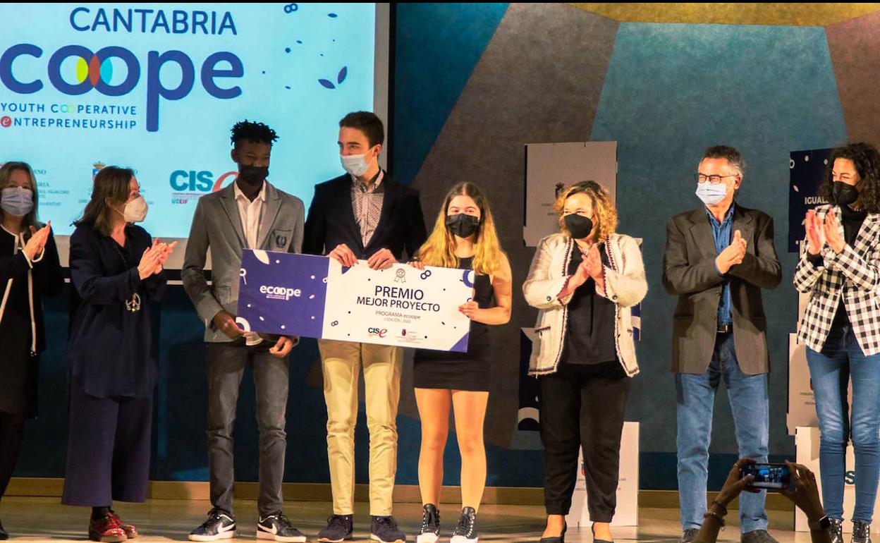 Los alumnos recogen el premio a mejor proyecto de emprendimiento de Cantabria. 