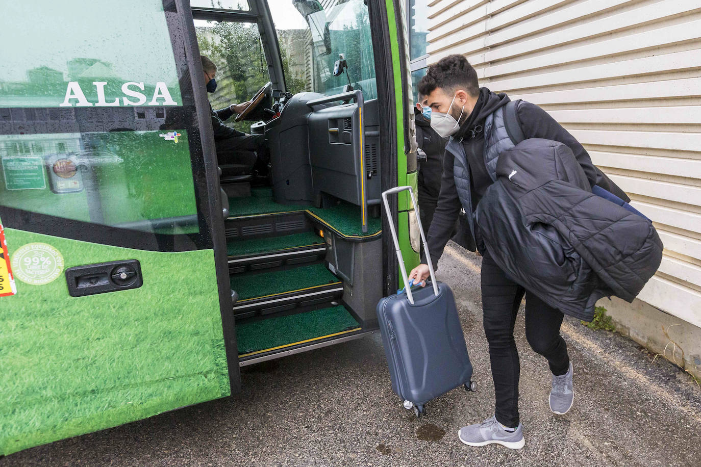 Fotos: El Racing emprende su viaje a Madrid