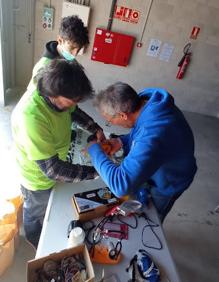 Imagen secundaria 2 - Arriba, tres de los alumnos que han participado en el proyecto con los dos satélites en la mano. Sobre estas líneas, varias fases del montaje antes del lanzamiento. 