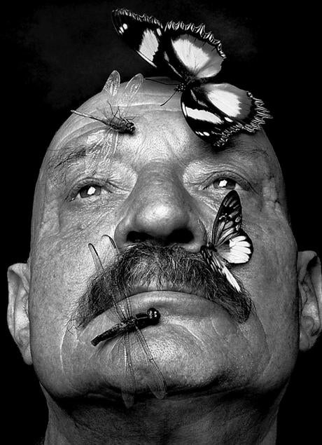 Imagen - El poeta posa con el rostro cubierto de mariposas y libélulas para la serie de 'Retratos psicológicos'. ALBERTO SCHOMMER