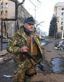 Imagen secundaria 2 - Las calles de Járkov, una ciudad arrasada por la invasión rusa. | La crudeza del invierno se suma a las complicaciones propias de la guerra la localidad ucraniana. | Un militar ucraniano en Járkov.