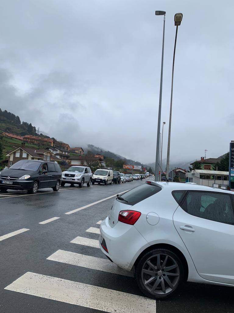 Colas en la gasolinera de Tama (Cillorigo de Liébana).