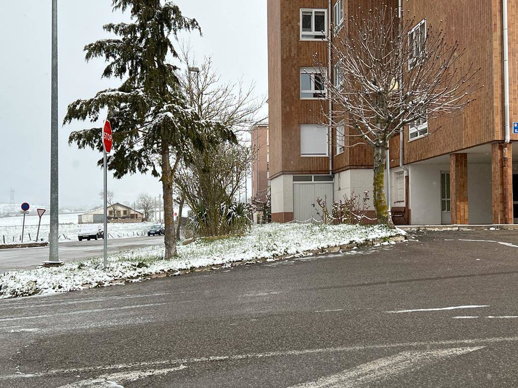 Una ligera capa de nieve en el barrio de La Naval de Reinosa, tras la nevada de esta noche.