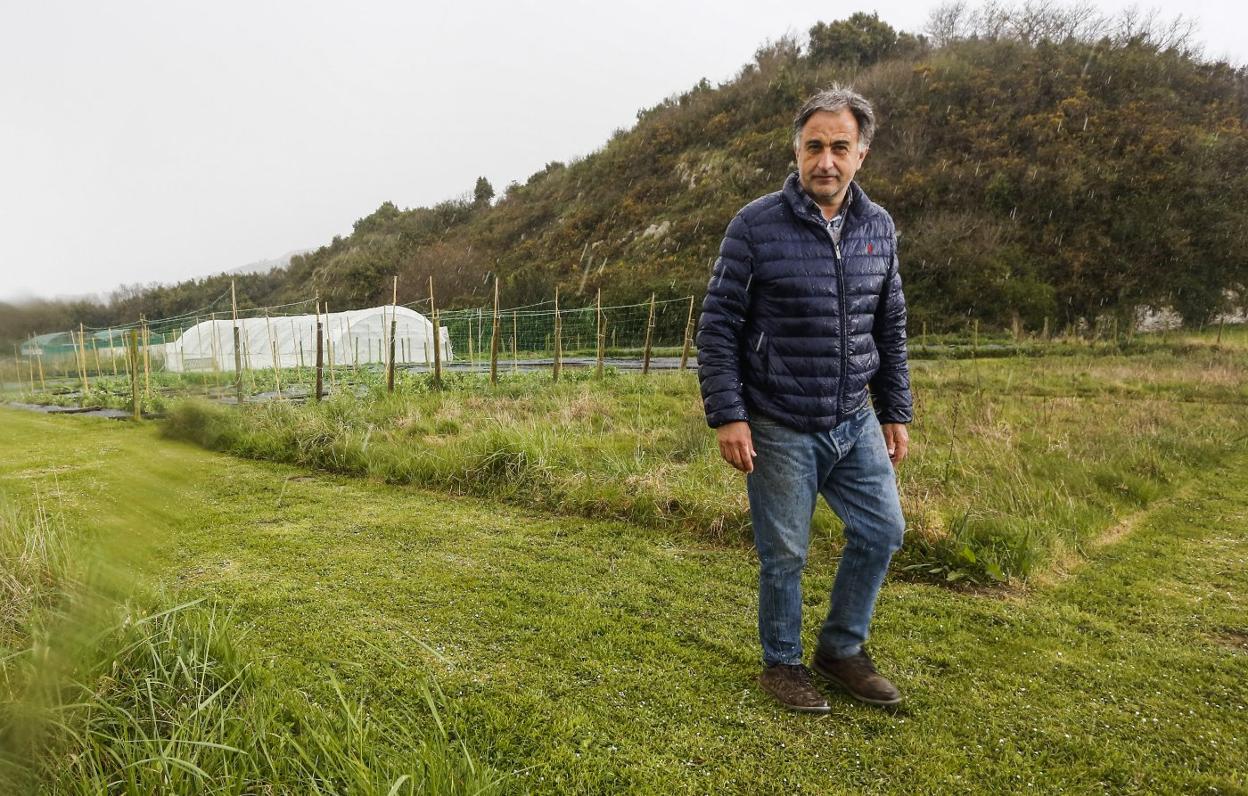 Germán Castellano muestra las parcelas de su centro de jardinería en las que se realizará el proyecto.