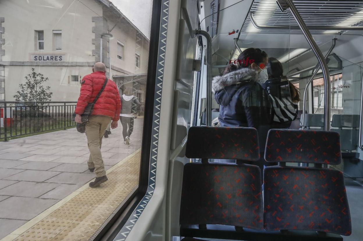 Los pasajeros bajan del tren en la actual línea a Bilbao, que no se utilizará para el nuevo trazado, en la estación de Solares. 
