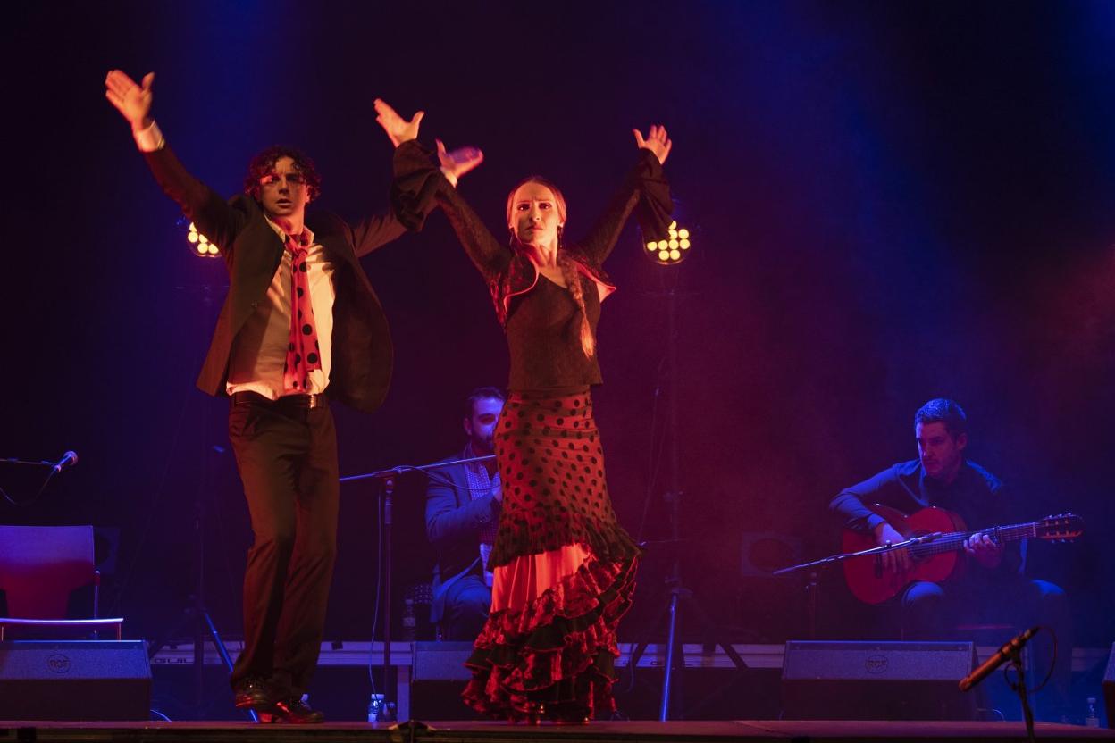 La bailaora Sheila Aranda, en el escenario con otros miembros de Son de Flamenco. 