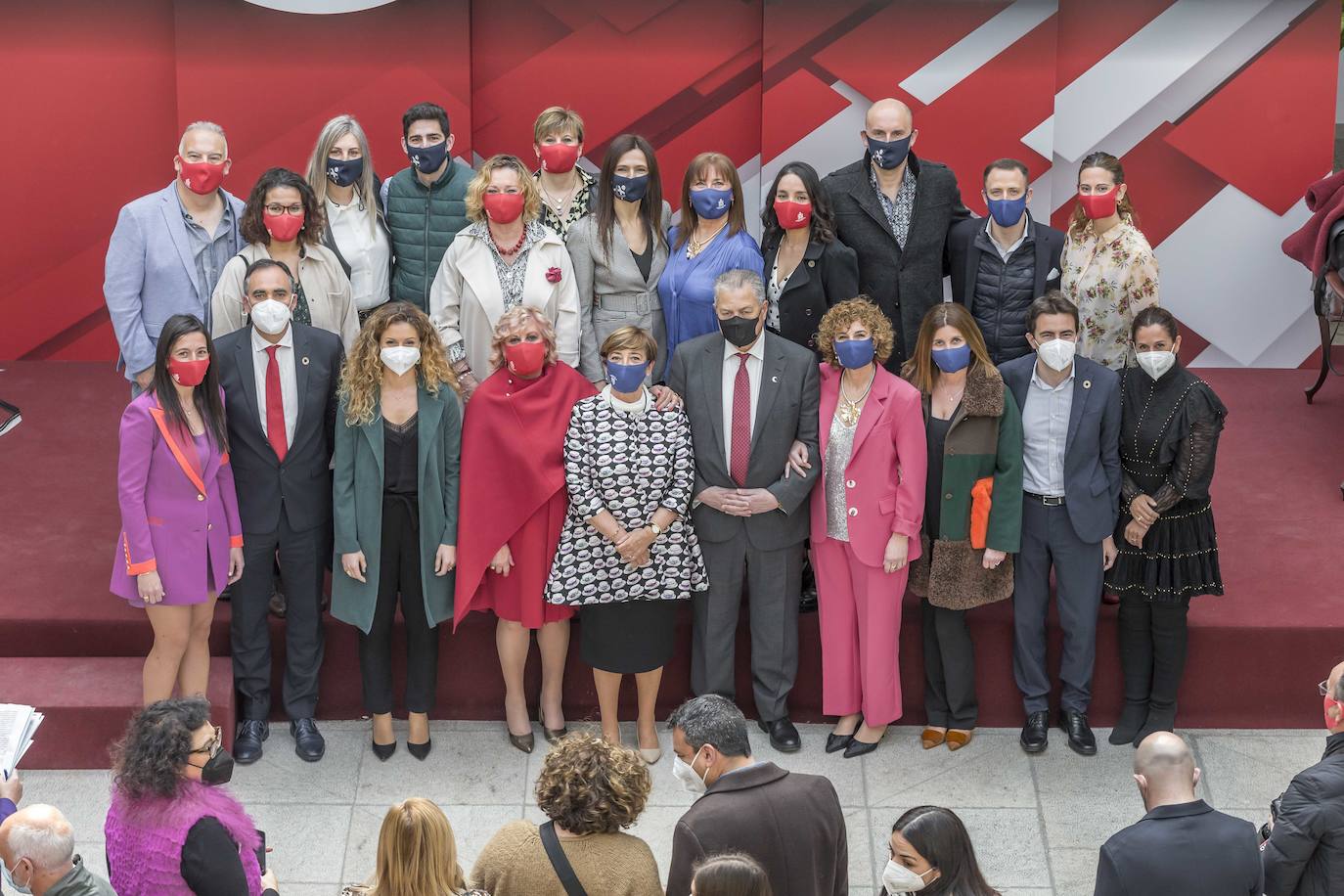 Ana Rosa Díaz Mendi (en el centro), flanqueada por la presidenta del Colegio, Mariluz Fernández, y el presidente del Parlamento, Joaquín Gómez, en la foto de familia con personalidades institucionales y Junta directiva.