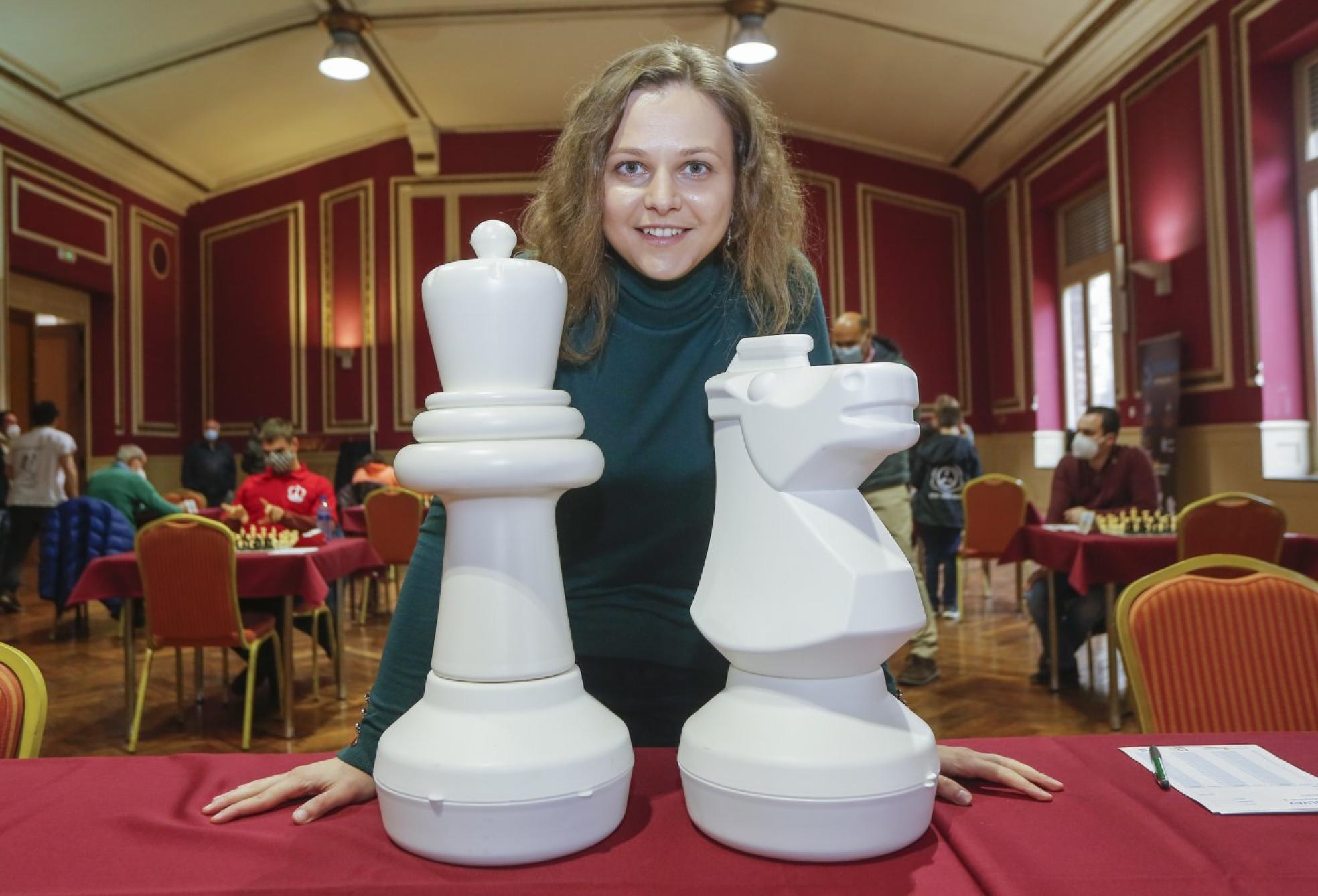 Un nuevo comienzo.Anna Muzychuk posa en el Casino de Solvay antes de la última jornada de la Liga Cántabra de Ajedrez. 