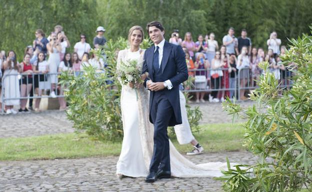 Imagen. La pareja a la salida de la ceremonia. 