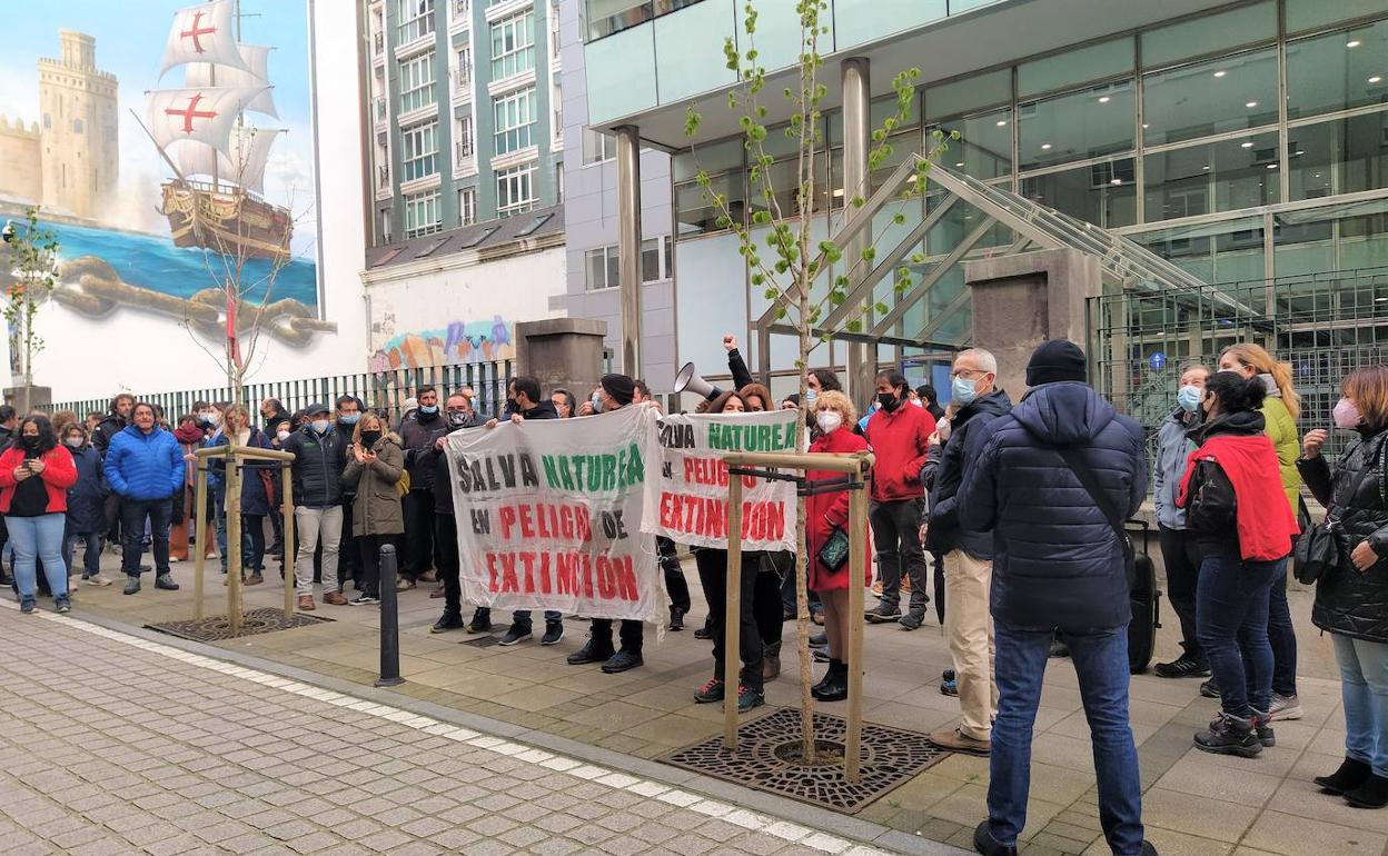 Protesta de los trabajadores de los centros de interpretación, esta mañana.