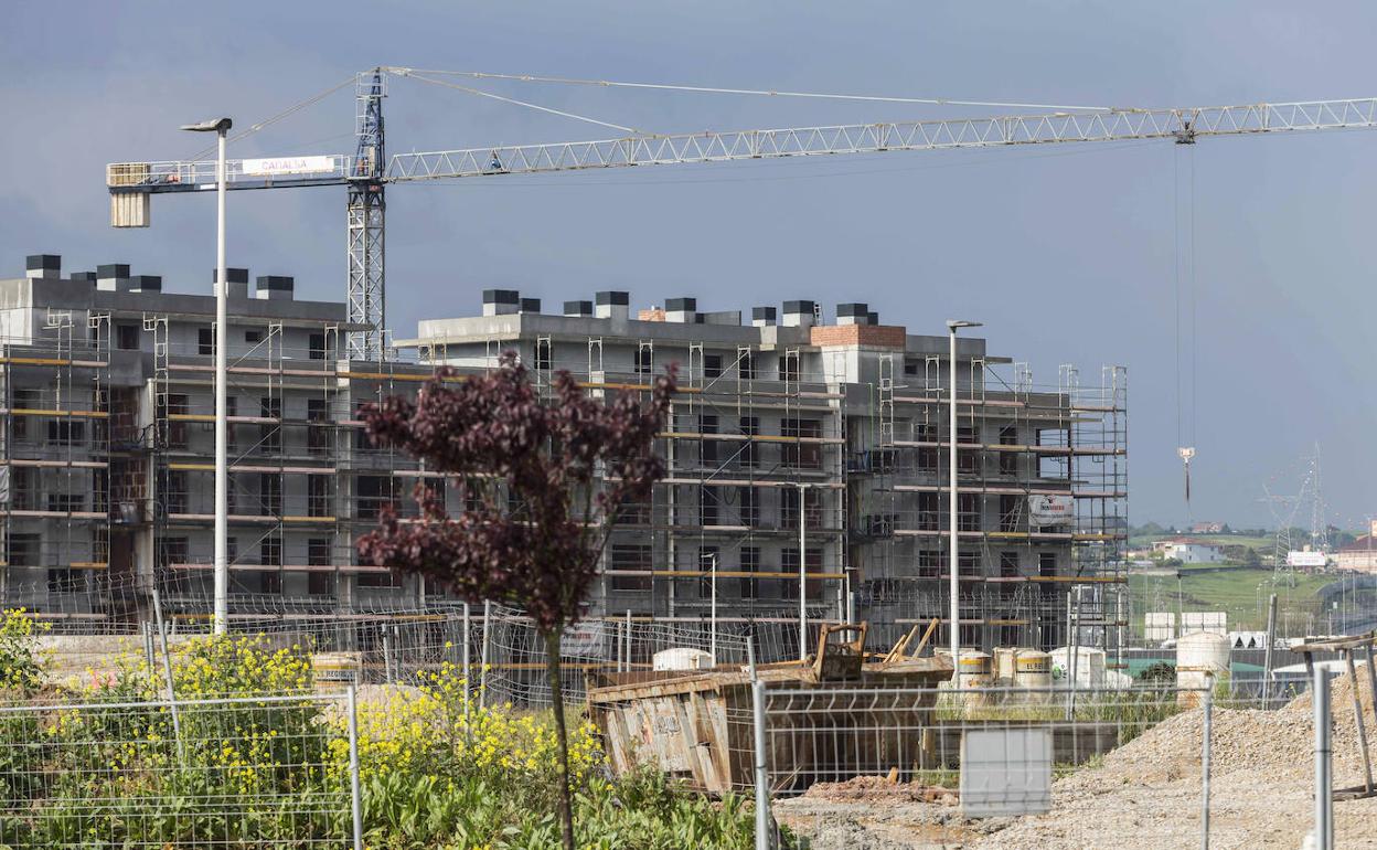 La construcción se une a los sectores que sufren las consecuencias de la crisis. En la imagen, edificios en obras en Nueva Montaña (Santander).