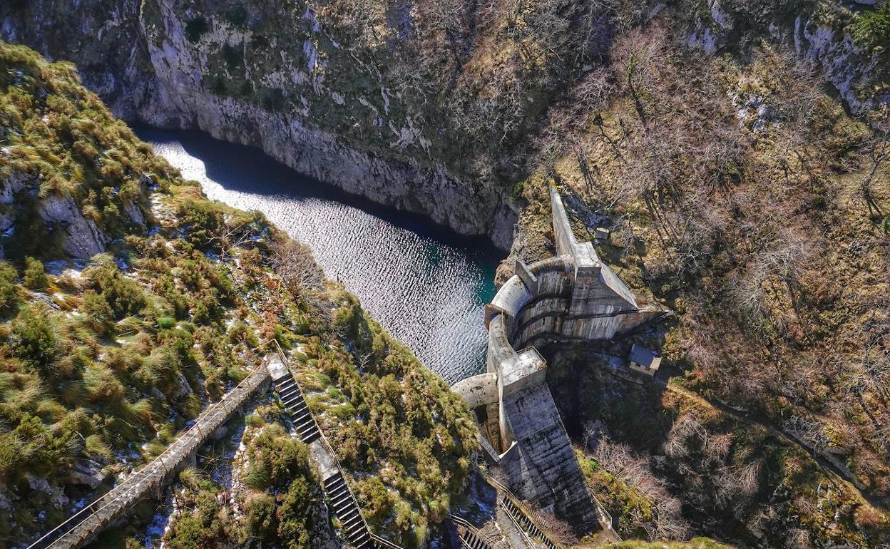 Hoy recorremos la senda de la Jocica, un camino junto al río Dobra por los Picos de Europa