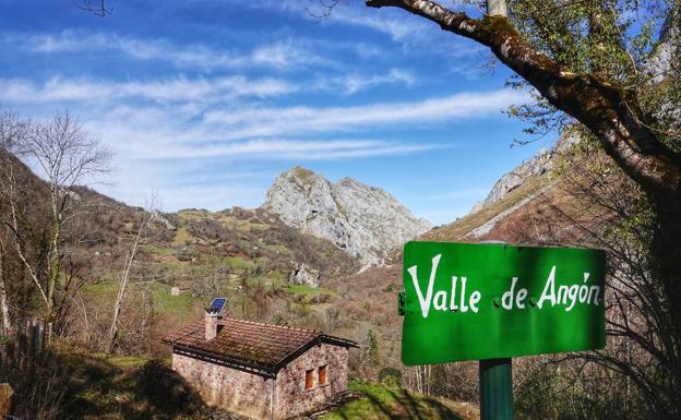 El valle de Angón es un paraje lleno de cabañas y pequeñas casas que contemplan el Cornión