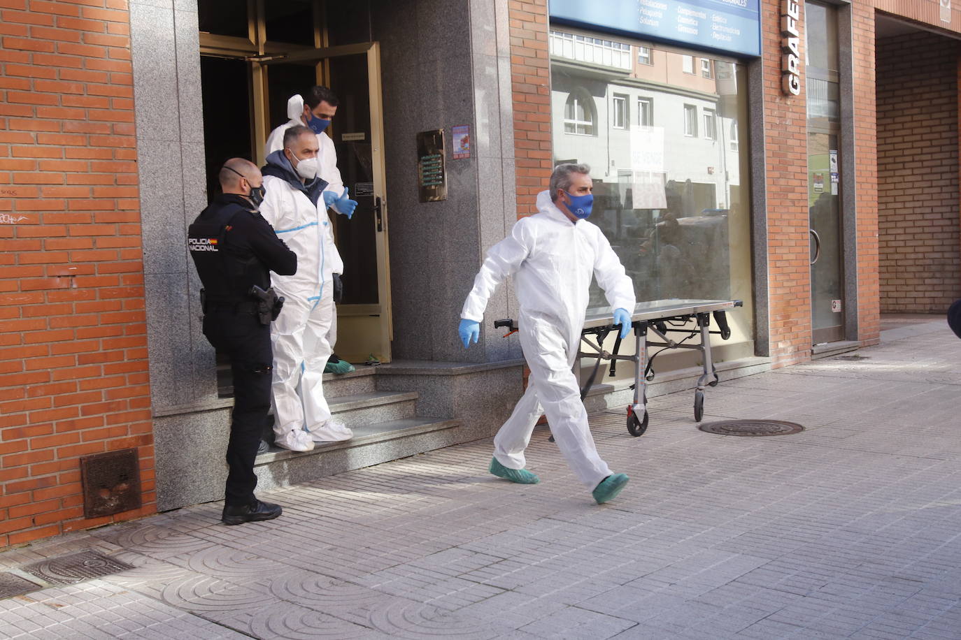 La menor ha sido encontrada en su domicilio con heridas de arma blanca. Un hombre, que se encontraba en la misma casa de la calle Vázquez de Mella, ha sido trasladado al HUCA.